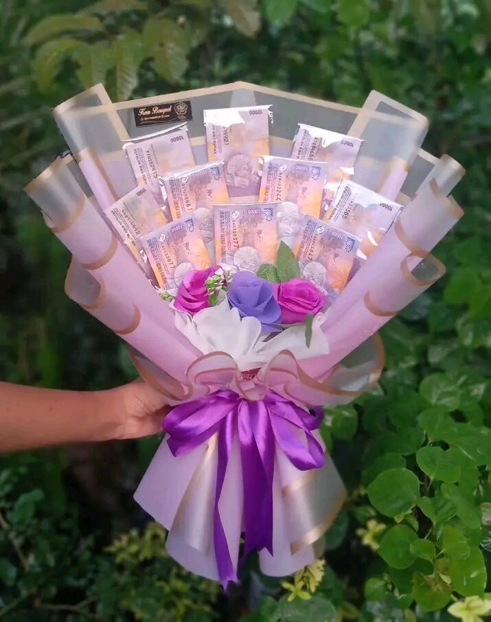 A Bouquet of 10 Thousand Real Money Notes and 10 Bills, hadiah Bouquet Promotion