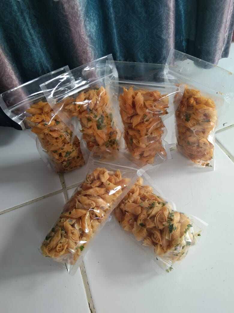 Lumpia Kering Gurih Dan Renyah Pedas Daun Jeruk Dan Keju Daun Jeruk