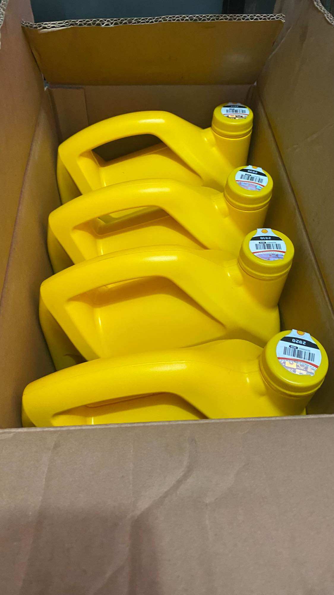 1 Box (4 Gallons) of Shell Helix Hx6 10W-40 4 Liter Oil Harga 810,100 rupiah*Gratis Ongkir