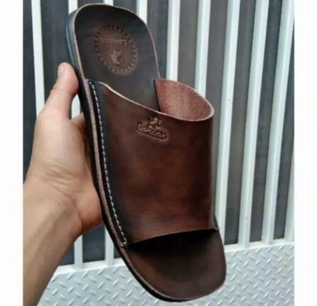 Sandal Kulit Pria Terbaru Sampai Alasnya Sol Karet Harga  147,000 rupiah*Gratis Ongkir