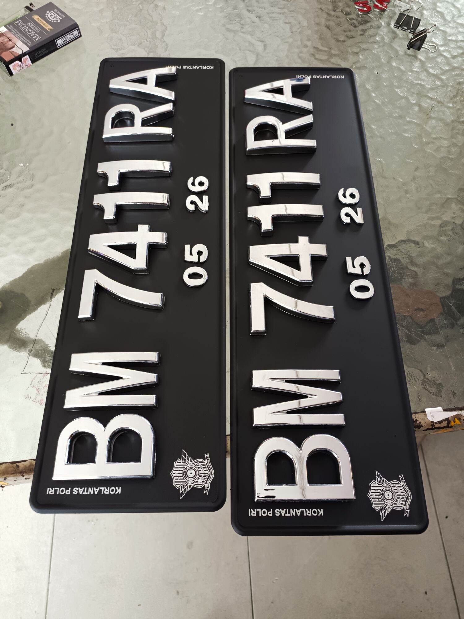 plat mobil || bahan dasar Plat Asli || angka cembung Crhom || logo laser || hrga trmauk 2buah dpan blkng Harga 550,000 rupiah*Gratis Ongkir